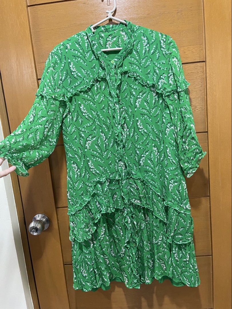 Bright Green boho-chic Dress (Category: Dresses) located in Baguio. Submitted by pawsome_closet (Listing ID 1464459402, Image 1). Description: Medium - large Color is bright green (may appear light and dull due to lighting).