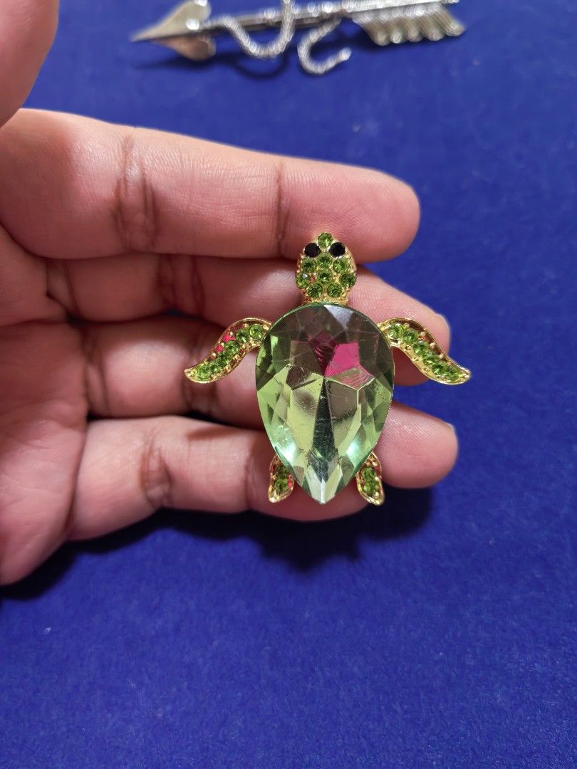 Brooch Pin Bright Green Turtle (Category: Brooches) located in Taguig. Submitted by jeannescarlet (Listing ID 1464569169, Image 1). Description: 💎Brand New 💎Alloy Material.