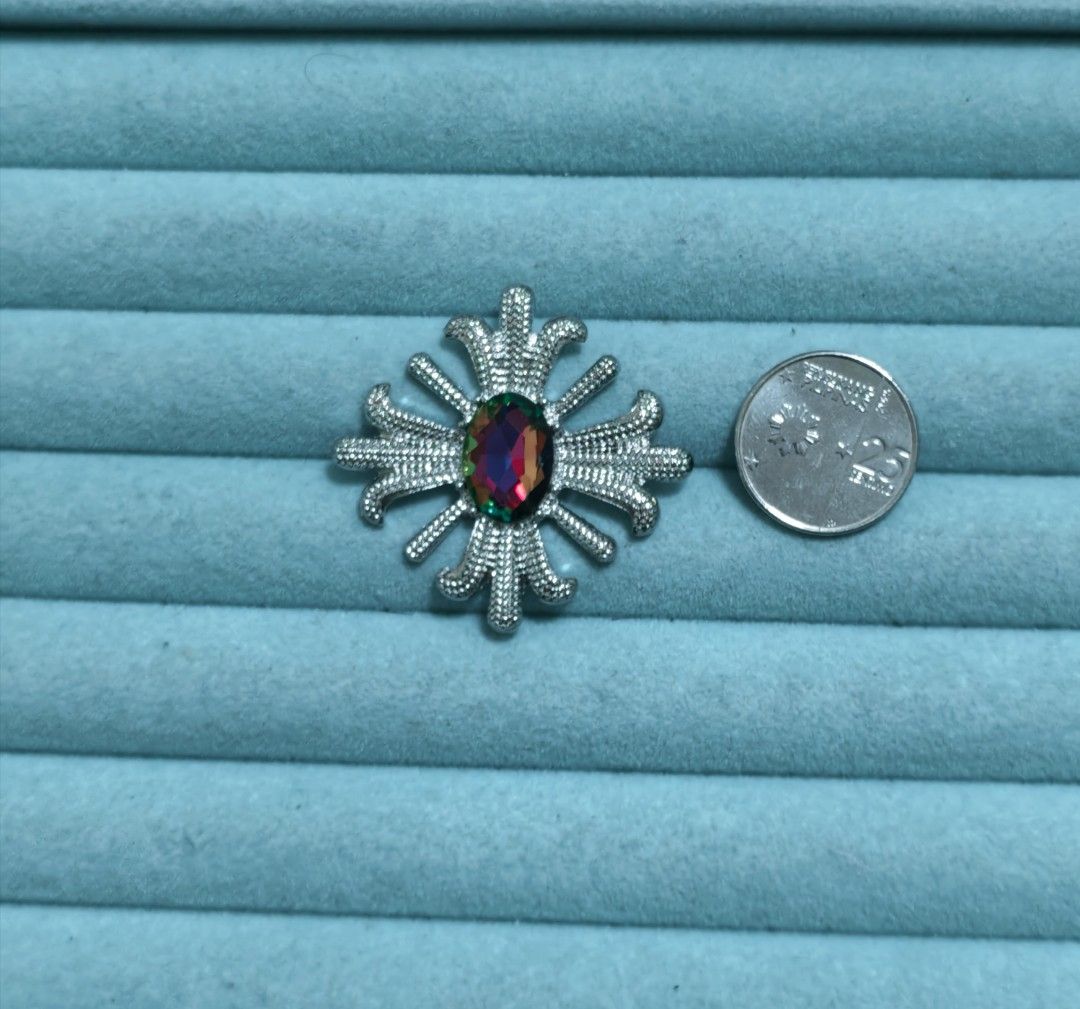 Brooch Pin Cross Silver Tone (Category: Brooches) located in Taguig. Submitted by jeannescarlet (Listing ID 1464404237, Image 1). Description: 💎Brand New 💎Alloy Material.