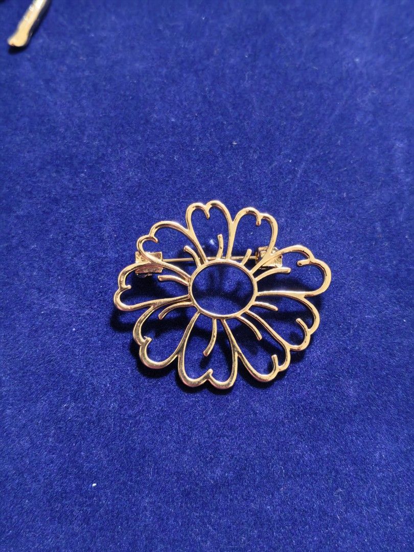 Brooch Pin Daisy Flower (Category: Brooches) located in Taguig. Submitted by jeannescarlet (Listing ID 1464564777, Image 1). Description: 💎Brand New 💎Alloy Material.
