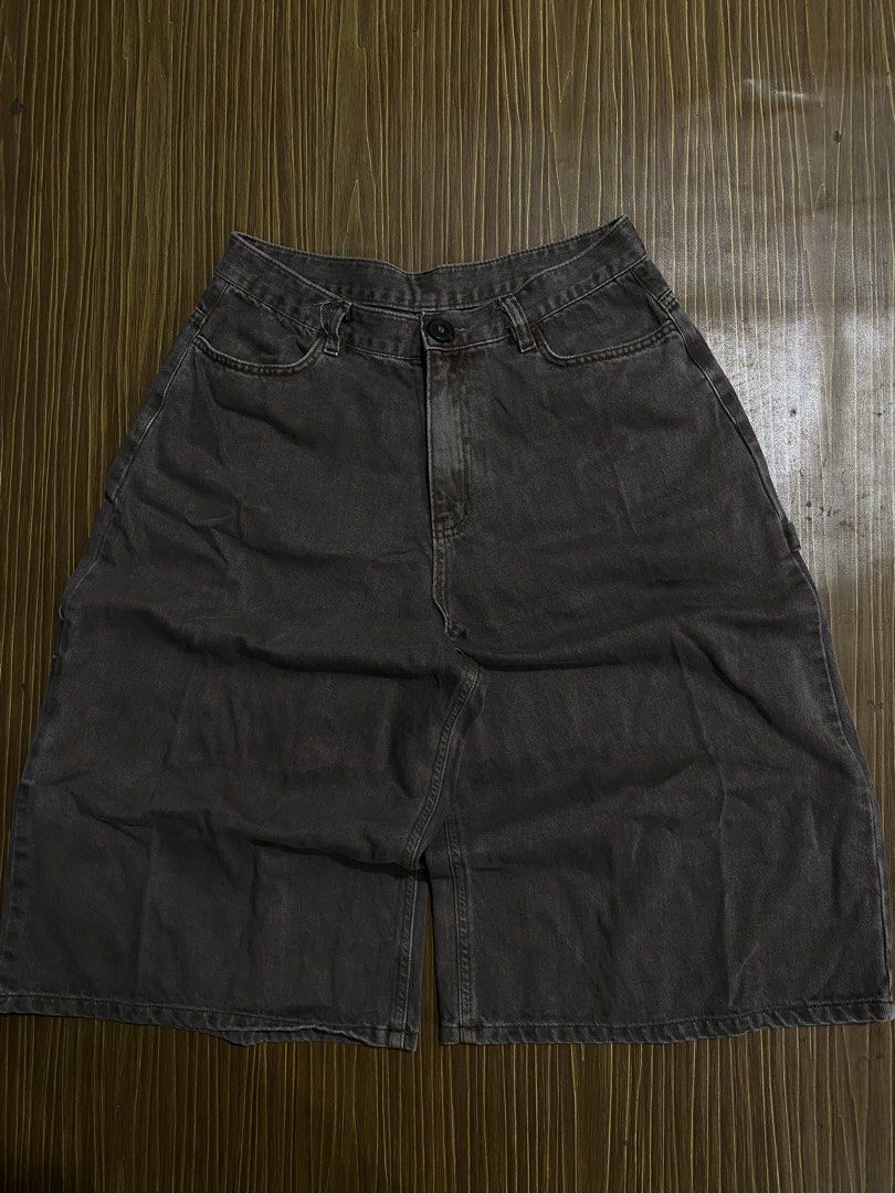 Brown Carpenter Baggy Denim Jorts (Category: Shorts) located in Bansalan. Submitted by cjs_thrift (Listing ID 1464555613, Image 1). Description: - MEDIUM - W: 30 - L: 28 - THIGH: 15.5 - HEM: 15 - NO ISSUE - NEED WASH.