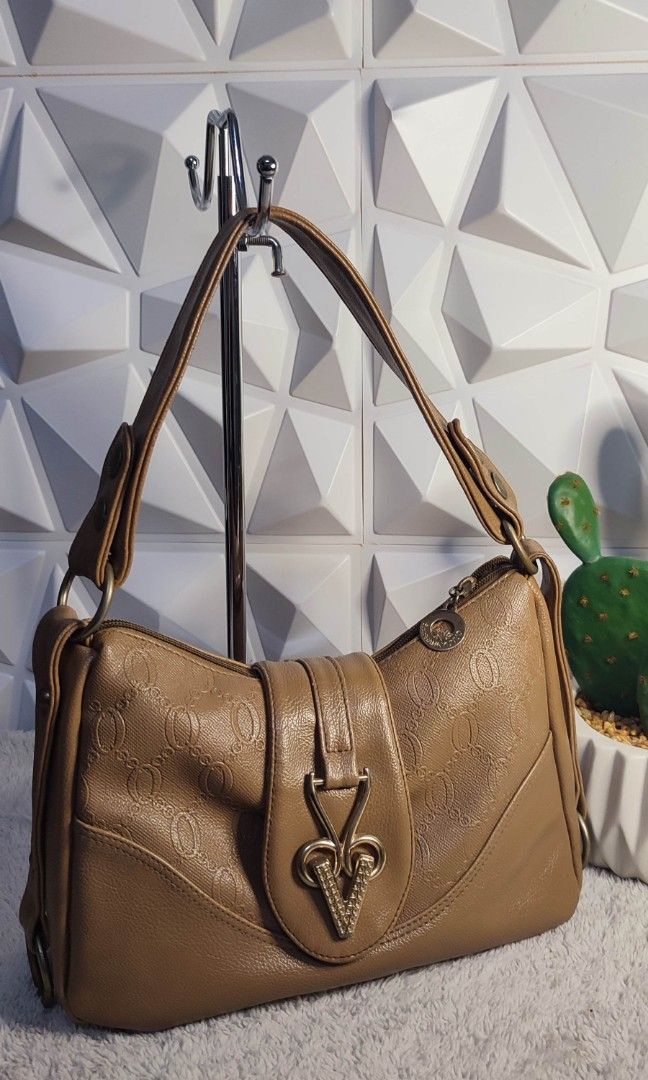 Brown Leather Shoulder Bag (Category: Shoulder Bags) located in Pasig City. Submitted by xcess_baggage (Listing ID 1464570114, Image 1). Description: .