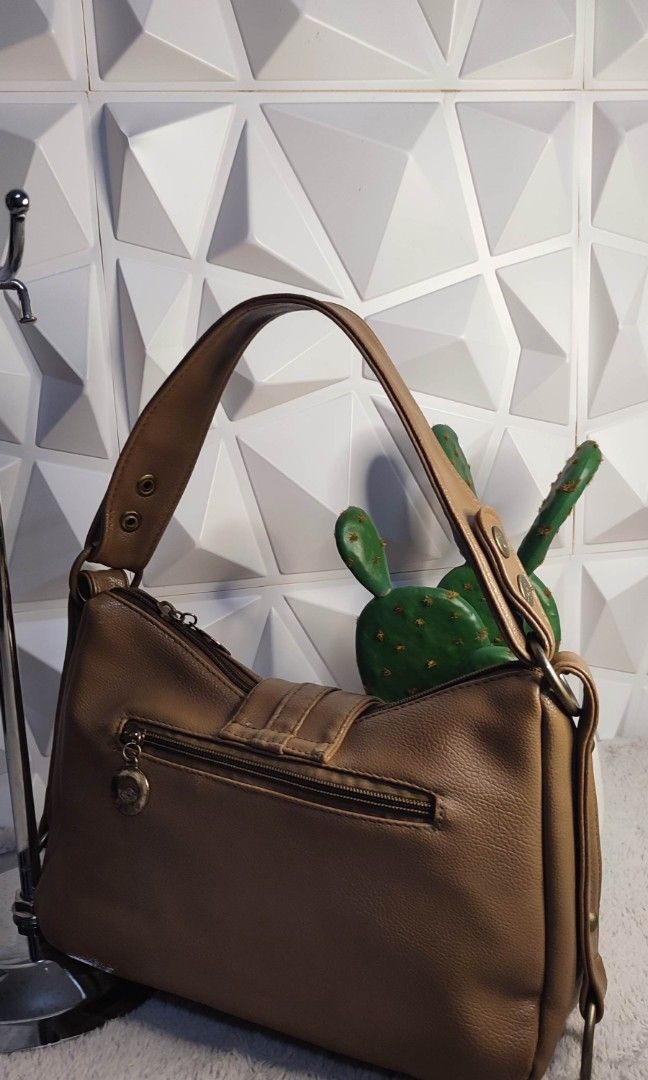 Brown Leather Shoulder Bag (Category: Shoulder Bags) located in Pasig City. Submitted by xcess_baggage (Listing ID 1464570114, Image 3). Description: .