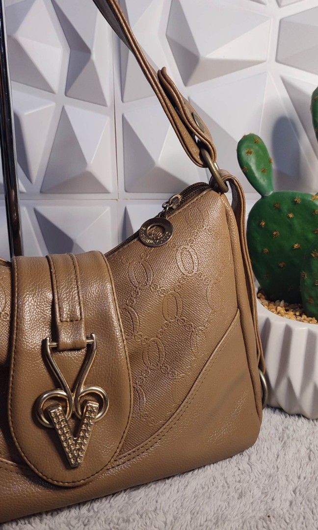 Brown Leather Shoulder Bag (Category: Shoulder Bags) located in Pasig City. Submitted by xcess_baggage (Listing ID 1464570114, Image 2). Description: .