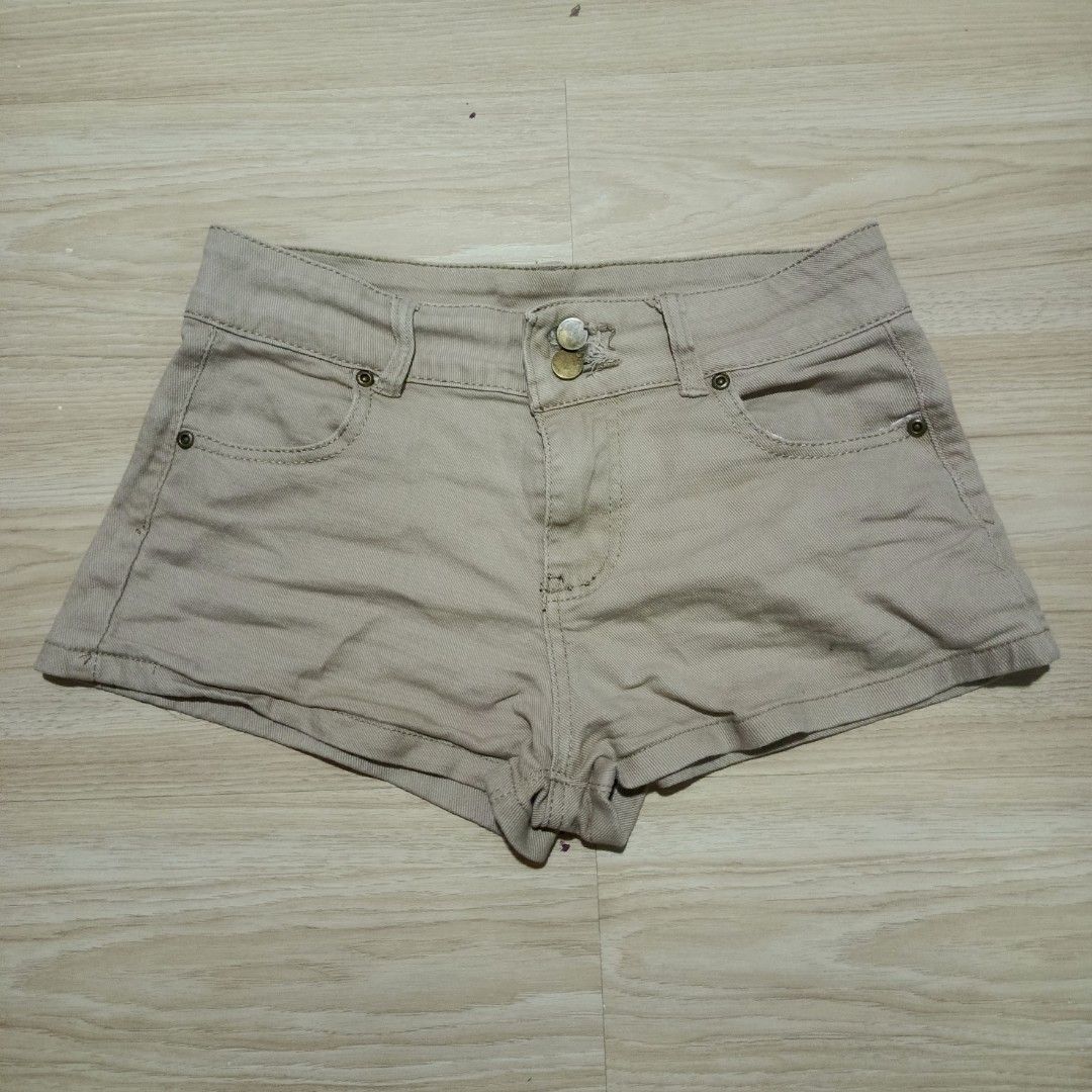 brown micro short (Category: Shorts) located in Paracale. Submitted by lilyhunnyy (Listing ID 1462984148, Image 2). Description: CODE 1A220 ─ condition: 10/10 ─ send a dm if u have questions.