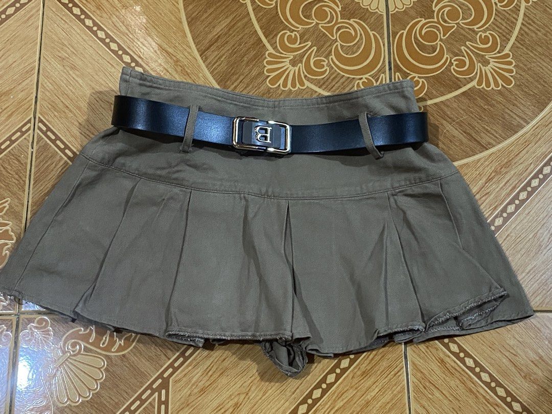 Brown Mini Y2K skirt (Category: Skirts) located in Manila. Submitted by dear_soleil (Listing ID 1464361567, Image 1). Description: size 26 length 11 *belt not included.