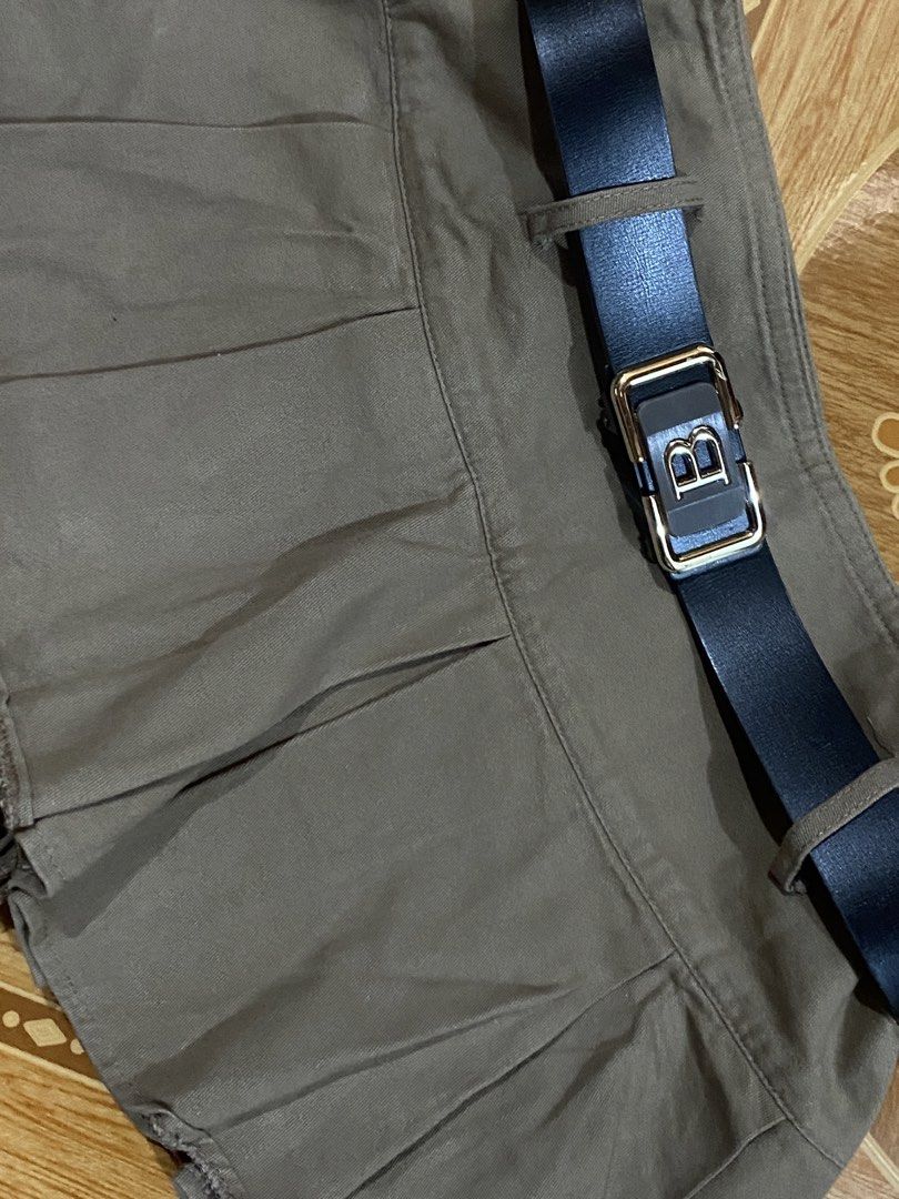 Brown Mini Y2K skirt (Category: Skirts) located in Manila. Submitted by dear_soleil (Listing ID 1464361567, Image 2). Description: size 26 length 11 *belt not included.