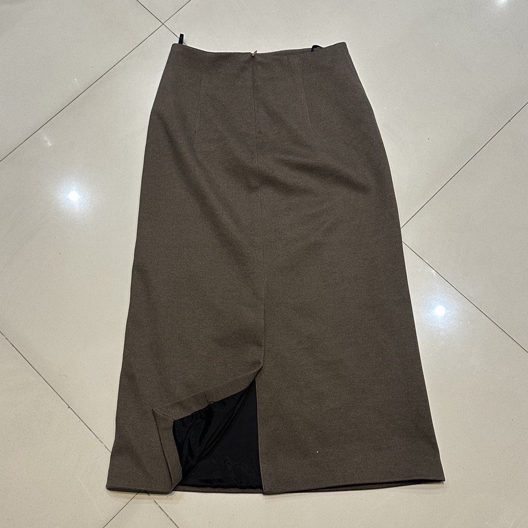 Brown Pencil Maxi Skirt (Category: Skirts) located in Manila. Submitted by filoved__ (Listing ID 1464443973, Image 2). Description: - Brand: Amusmaso - Double layered thick fabric - Back zipper enclosure - [Measurements in inches] Waist: 27-28, Length: 31.5 - High quality!! Best worn in office or formal event settings .