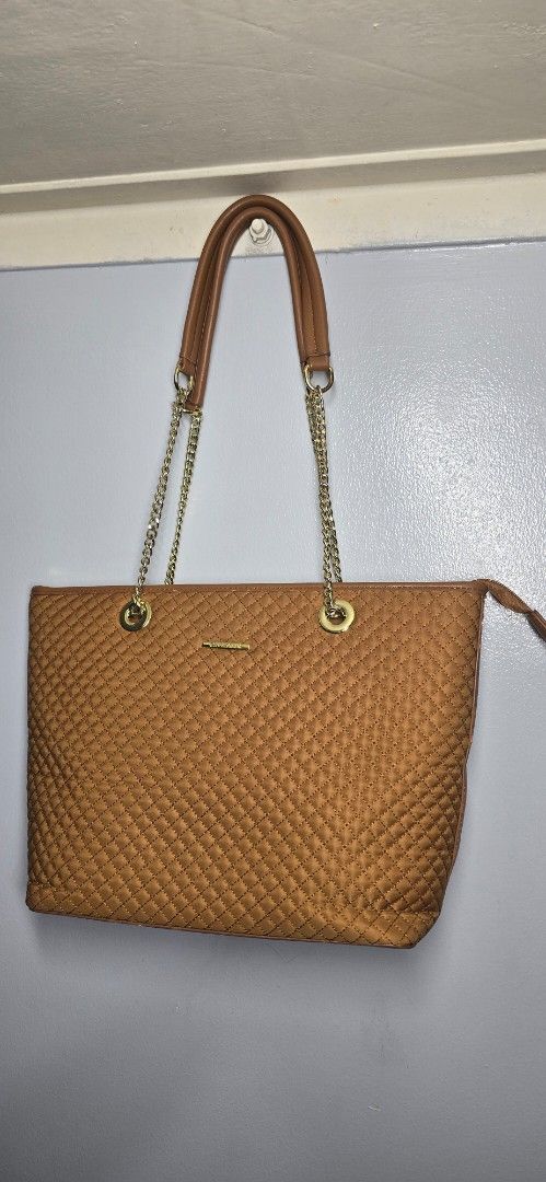 Brown Quilted Chain Strap Tote Bag (Category: Tote Bags) located in Manila. Submitted by chubbychic553 (Listing ID 1464488316, Image 1). Description: preloved Stylish brown quilted tote bag Features elegant gold chain straps mixed with faux leather Adorned with a small gold logo plate on the front flaw: Minor scuffing/flaking sa pu leather part pero magandang maganda pa 2x ko lang nagamit php 700 firm price na loc tayuman manila .