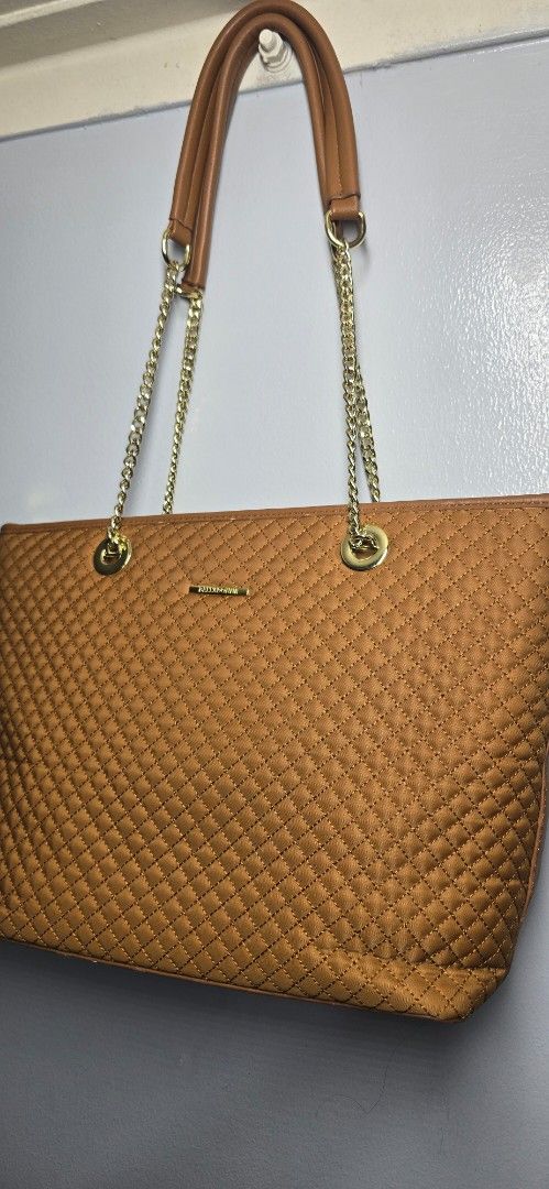 Brown Quilted Chain Strap Tote Bag (Category: Tote Bags) located in Manila. Submitted by chubbychic553 (Listing ID 1464488316, Image 3). Description: preloved Stylish brown quilted tote bag Features elegant gold chain straps mixed with faux leather Adorned with a small gold logo plate on the front flaw: Minor scuffing/flaking sa pu leather part pero magandang maganda pa 2x ko lang nagamit php 700 firm price na loc tayuman manila .