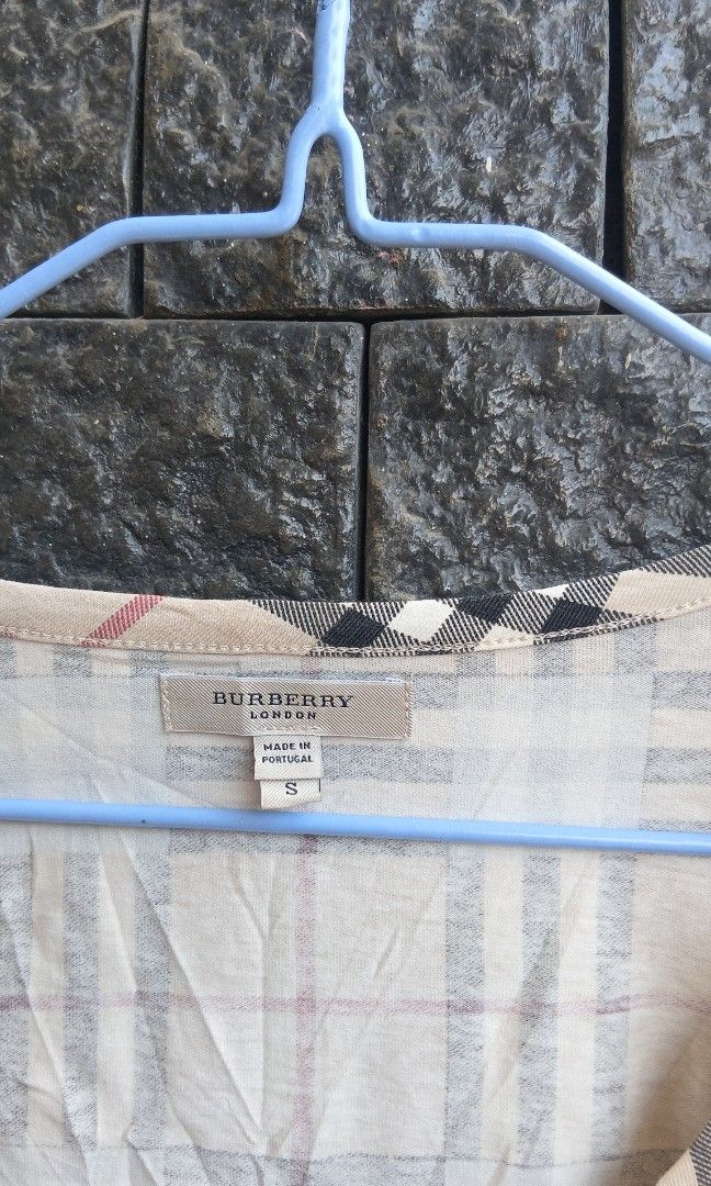 Burberry vintage (Category: Longsleeves) located in Santo Tomas. Submitted by teofilo-thrifted (Listing ID 1464401649, Image 2). Description: burberry flade vintage excellent no issue need wash only size small on tag price 750 free shipping.