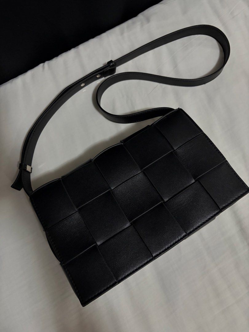 BV Cassette No Logo (Category: Cross-body Bags) located in Valenzuela. Submitted by nextdoor_finds (Listing ID 1464517432, Image 1). Description: - Black woven leather crossbody bag - Adjustable strap for comfortable wear - Secure magnetic snap closure - Clean interior - Ideal for everyday use - Fits all your essentials - Unisex - BV Cassette No logo .