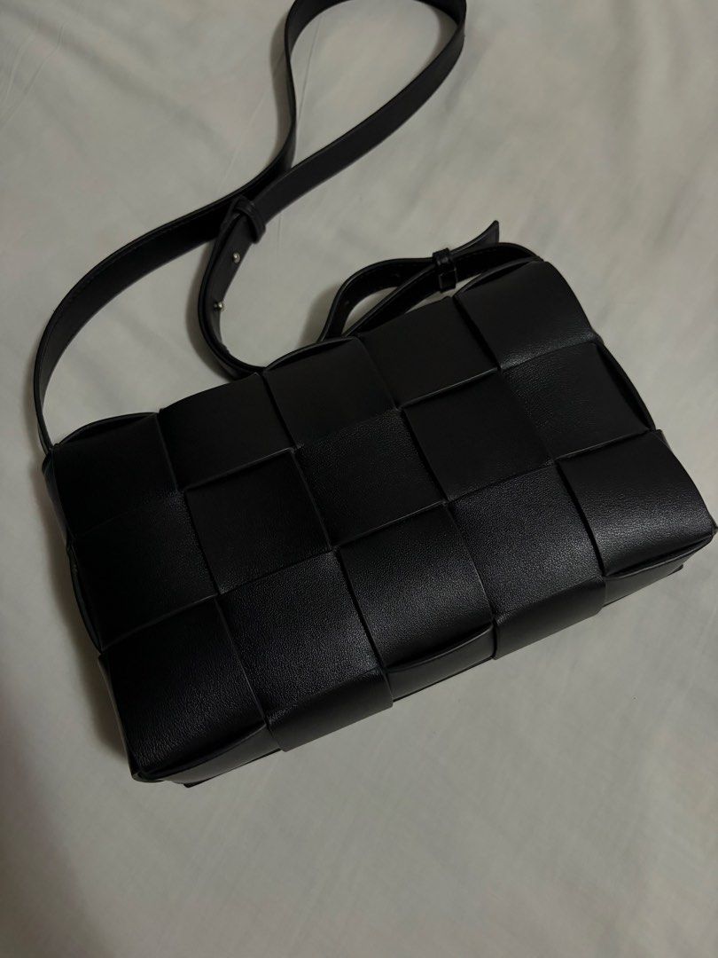 BV Cassette No Logo (Category: Cross-body Bags) located in Valenzuela. Submitted by nextdoor_finds (Listing ID 1464517432, Image 2). Description: - Black woven leather crossbody bag - Adjustable strap for comfortable wear - Secure magnetic snap closure - Clean interior - Ideal for everyday use - Fits all your essentials - Unisex - BV Cassette No logo .