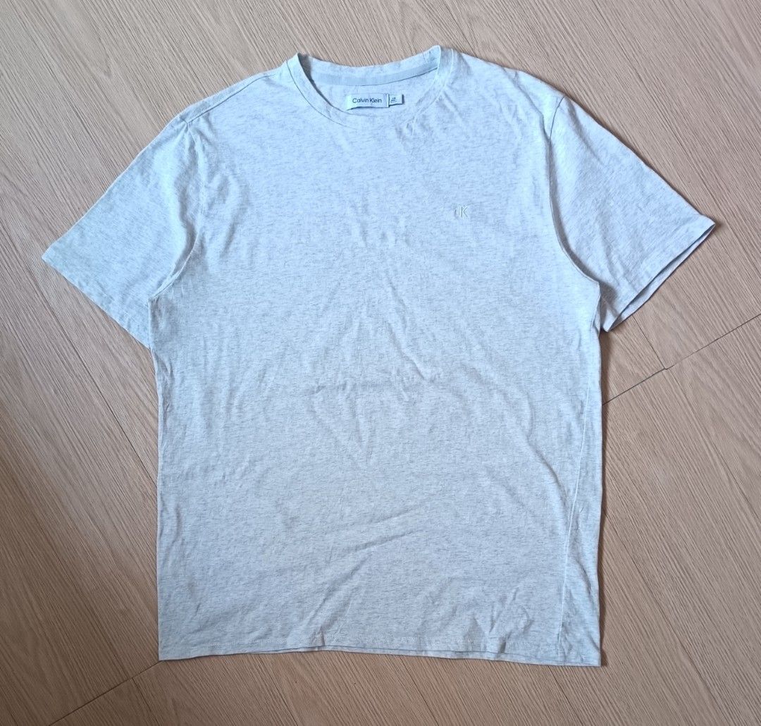 CALVIN KLEIN EMBROIDERED BASIC LOGO TEE - GRAY (Category: Tshirts & Polo Shirts ) located in Cavite. Submitted by marcuz.lifestyle (Listing ID 1464398099, Image 1). Description: WIDTH:21.5 LENGTH:28.5 VERRYGOOD CONDITION NO ISSUE COLOR RATE:9.5/10 MOP:GCASH DELIVERY COURIER:JNT LOCATION:IMUS CAVITE.