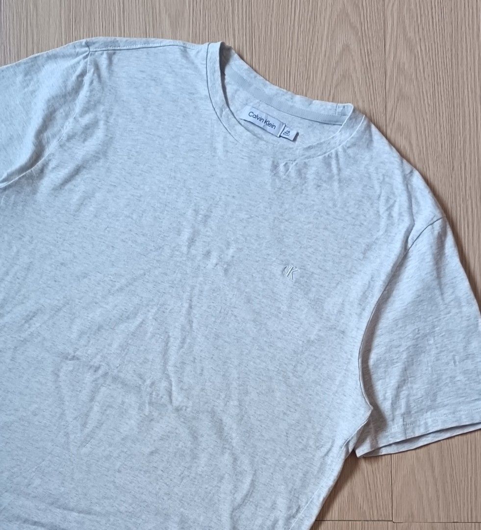 CALVIN KLEIN EMBROIDERED BASIC LOGO TEE - GRAY (Category: Tshirts & Polo Shirts ) located in Cavite. Submitted by marcuz.lifestyle (Listing ID 1464398099, Image 3). Description: WIDTH:21.5 LENGTH:28.5 VERRYGOOD CONDITION NO ISSUE COLOR RATE:9.5/10 MOP:GCASH DELIVERY COURIER:JNT LOCATION:IMUS CAVITE.