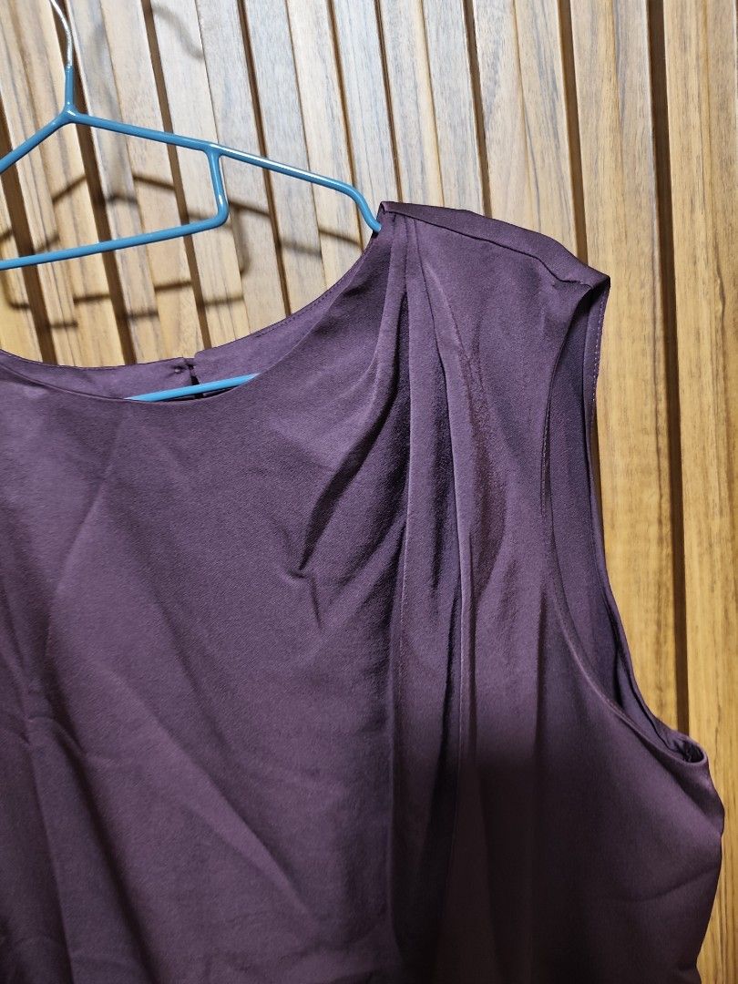 Calvin Klein sleeveless (Category: Blouses) located in General Mariano Alvarez. Submitted by plussize_republic (Listing ID 1464412212, Image 2). Description: brand new without hangtag actual color (more on maroonish) width:24inches best fit to 3x to 4x new arrival sf c/o buyer.
