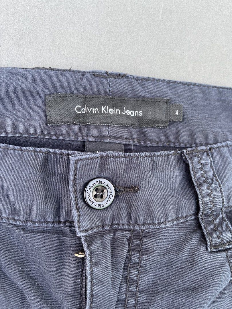 CALVIN KLEIN WALK SHORT (Category: Shorts) located in Quezon City. Submitted by kentstuff (Listing ID 1464423423, Image 2). Description: CALVIN KLEIN Waist: 32-34 Length: 21.5 Leg Hole: 9 Condition: Excellent CR: 9.8/10 Issue: ❌.