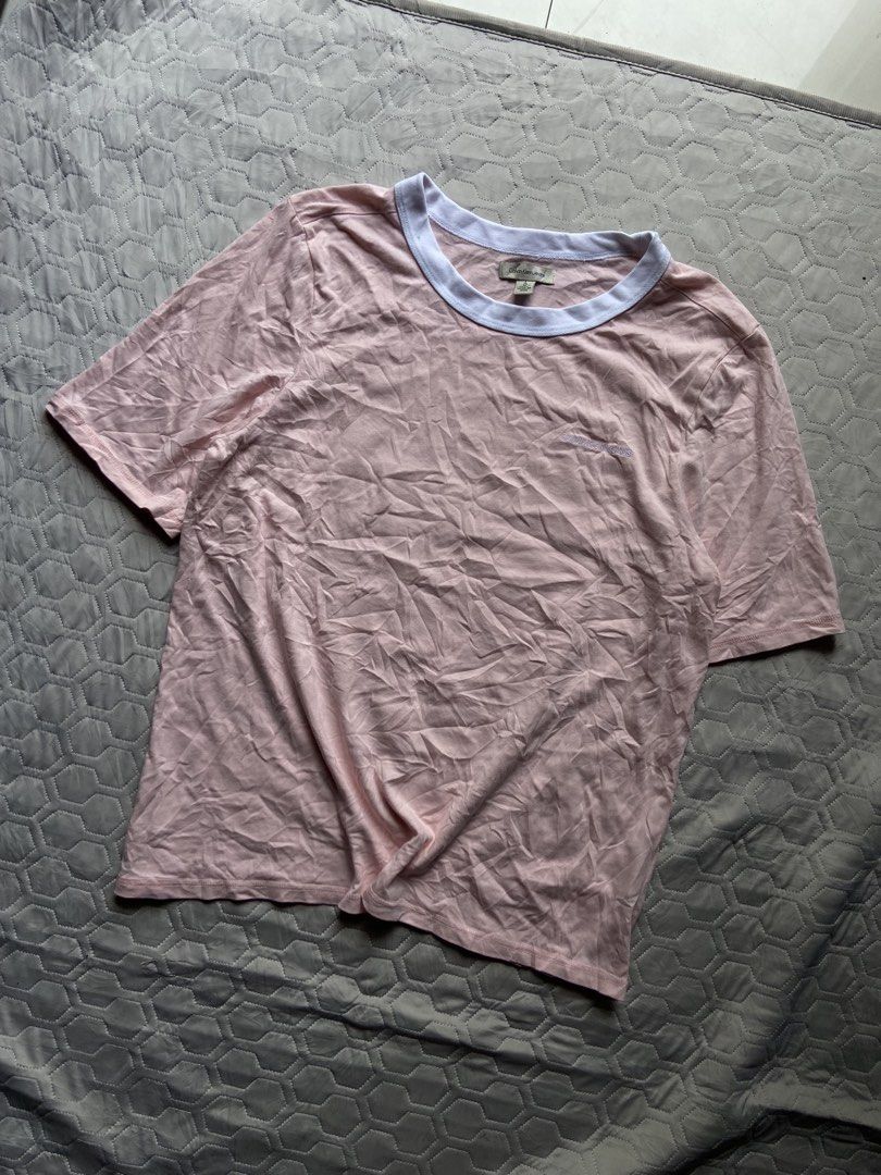 CalvinKlein Pink Crewneck Te (Category: Formal Shirts) located in Panabo. Submitted by thrifty.red (Listing ID 1464412034, Image 1). Description: width:20 length:26 Excellent Condition.