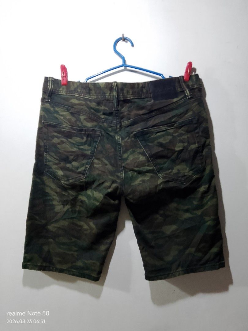 Camou shorts (Category: Shorts) located in San Ildefonso. Submitted by cristopherthrifts (Listing ID 1464501510, Image 2). Description: Camou shorts -Size W32-34 L18 -jack &Jones camou shorts -complete tags -perfect for casual wear.