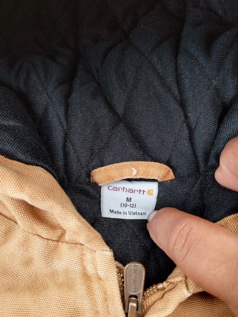 Carhartt (Category: Coats, Jackets and Outerwear) located in Butuan. Submitted by arvin181991 (Listing ID 1464374503, Image 3). Description: 19.5x23 Size on tag 10 to 12yrs old Piro dipindi sa bata kong malaki ba o maliit,kasi sa 12yrs old anak ko piro maliit sa kanya kasi midjo malaki kasi anak ko,kaya mas pasok to sa mga payat na 10 to 12yrs old at d masyado malaki. Excellent po ito..