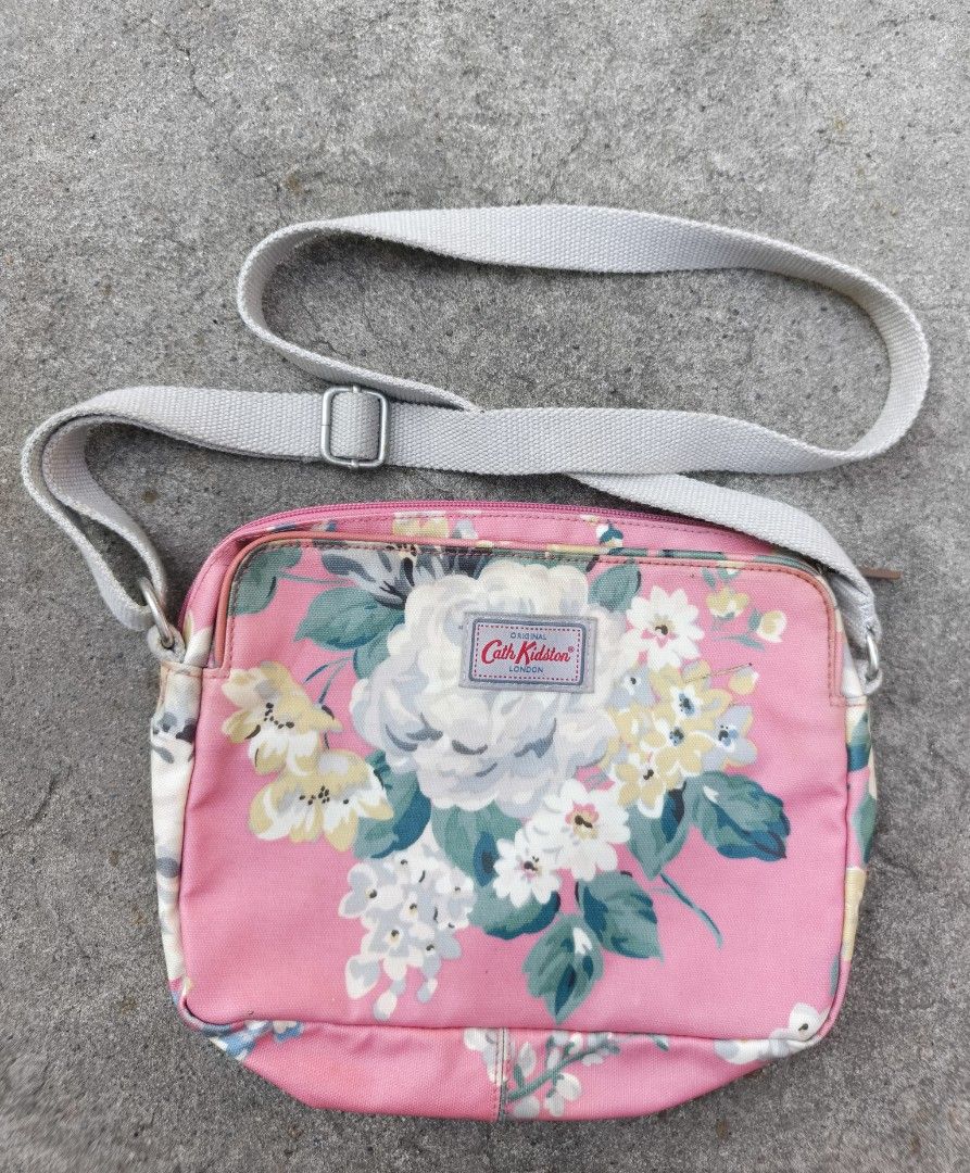 Cath Kidston Crossbody (Category: Cross-body Bags) located in Santa Cruz. Submitted by lesterpogs30 (Listing ID 1464522802, Image 1). Description: Cath Kidston Crossbody Bag excellent condition no issue.