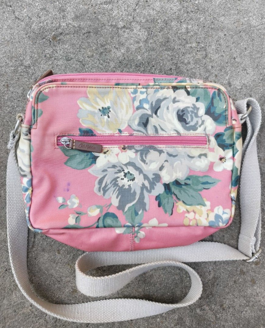 Cath Kidston Crossbody (Category: Cross-body Bags) located in Santa Cruz. Submitted by lesterpogs30 (Listing ID 1464522802, Image 2). Description: Cath Kidston Crossbody Bag excellent condition no issue.