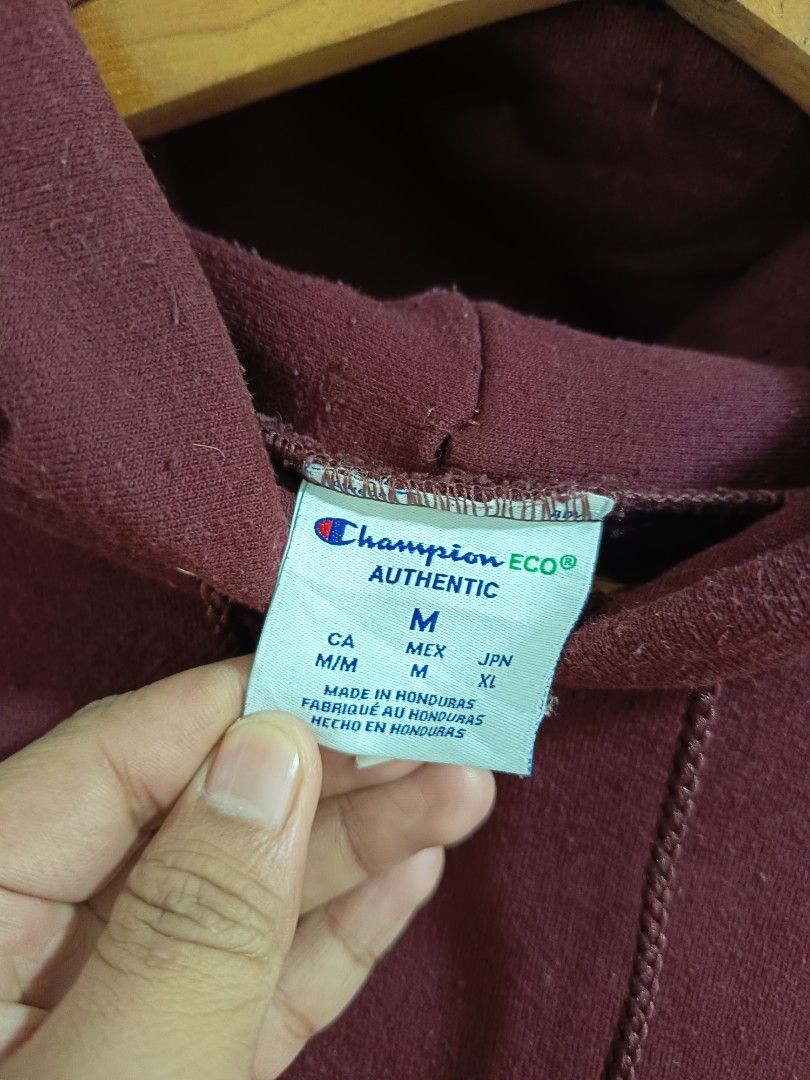 Champion (Category: Coats, Jackets and Outerwear) located in Manila. Submitted by skippypeanut1331 (Listing ID 1464396154, Image 3). Description: 23x27 Large Very Good Condition Color rate: 9.3/10 Issue: himolmol.