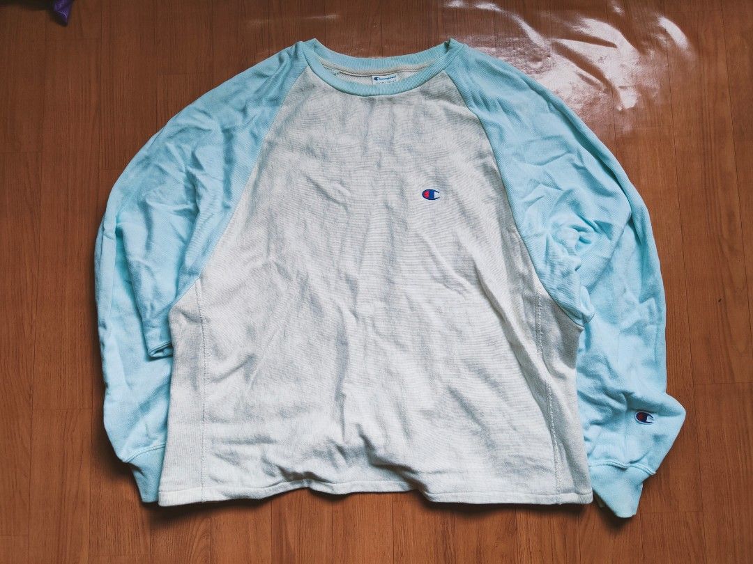 Champion reverse wave long sleeve (Category: Coats, Jackets and Outerwear) located in Pasig City. Submitted by melvincorre004 (Listing ID 1464414869, Image 1). Description: champion long sleeve no issue color rate 9/10 dirty white color.