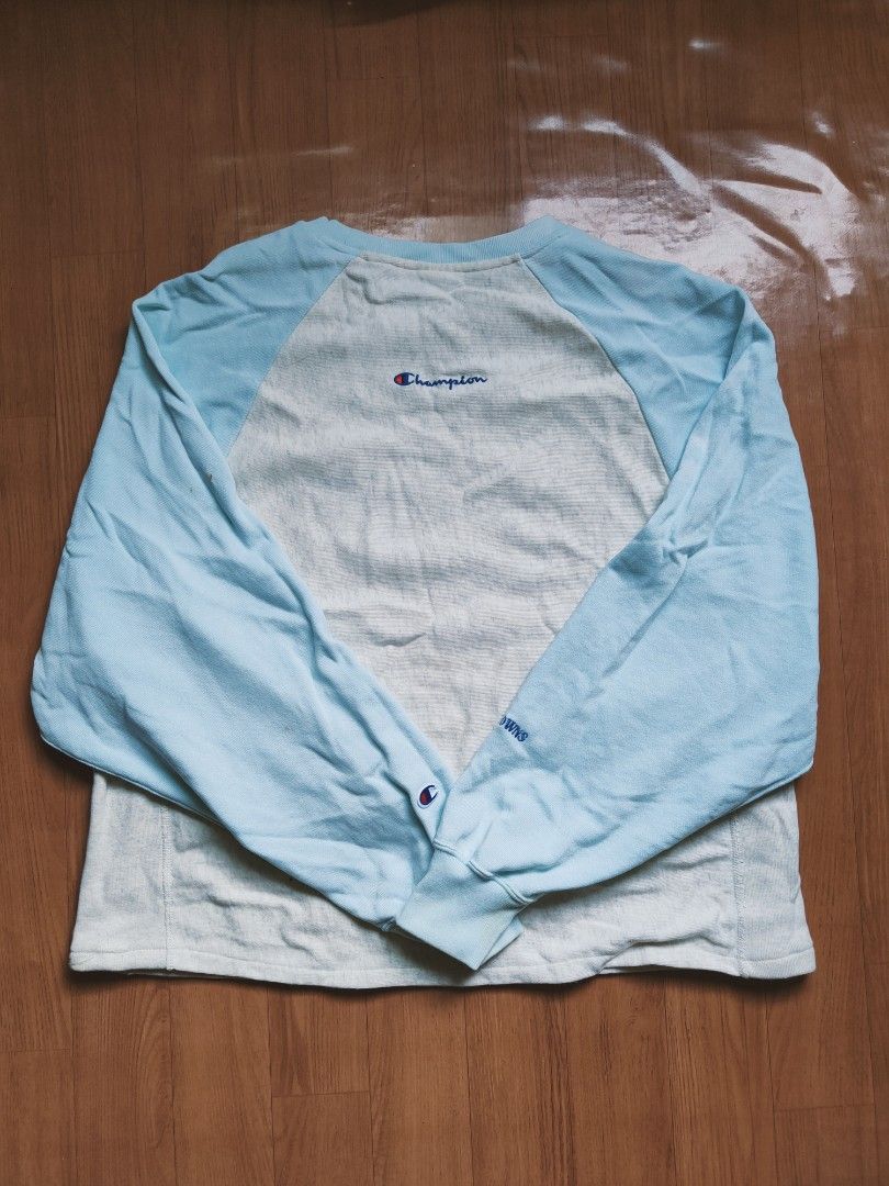 Champion reverse wave long sleeve (Category: Coats, Jackets and Outerwear) located in Pasig City. Submitted by melvincorre004 (Listing ID 1464414869, Image 2). Description: champion long sleeve no issue color rate 9/10 dirty white color.