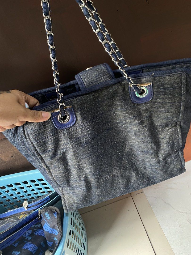 Chanel (Category: Luxury Bags & Wallets) located in Manila. Submitted by freshfindresale (Listing ID 1464362578, Image 3). Description: Good condition Malaki sya Walang panukat Issue nasa pic na Ganda paren sa personal.