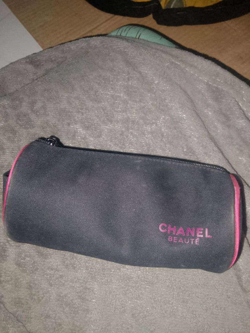 Chanel Beauté Make up pouch Authentic (Category: Luxury Bags & Wallets) located in Quezon City. Submitted by zin.222 (Listing ID 1464440273, Image 1). Description: hiii, for sale auth chanel beaute make up pouch from VIP gift-with-purchase items from the store chanel. needs cleaning. offer price☺️ ps. all gift with purchase from chanel is made from china manufacturer☺️ loc: Fairview/SJDM Bulacan.