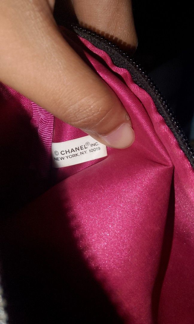 Chanel Beauté Make up pouch Authentic (Category: Luxury Bags & Wallets) located in Quezon City. Submitted by zin.222 (Listing ID 1464440273, Image 2). Description: hiii, for sale auth chanel beaute make up pouch from VIP gift-with-purchase items from the store chanel. needs cleaning. offer price☺️ ps. all gift with purchase from chanel is made from china manufacturer☺️ loc: Fairview/SJDM Bulacan.