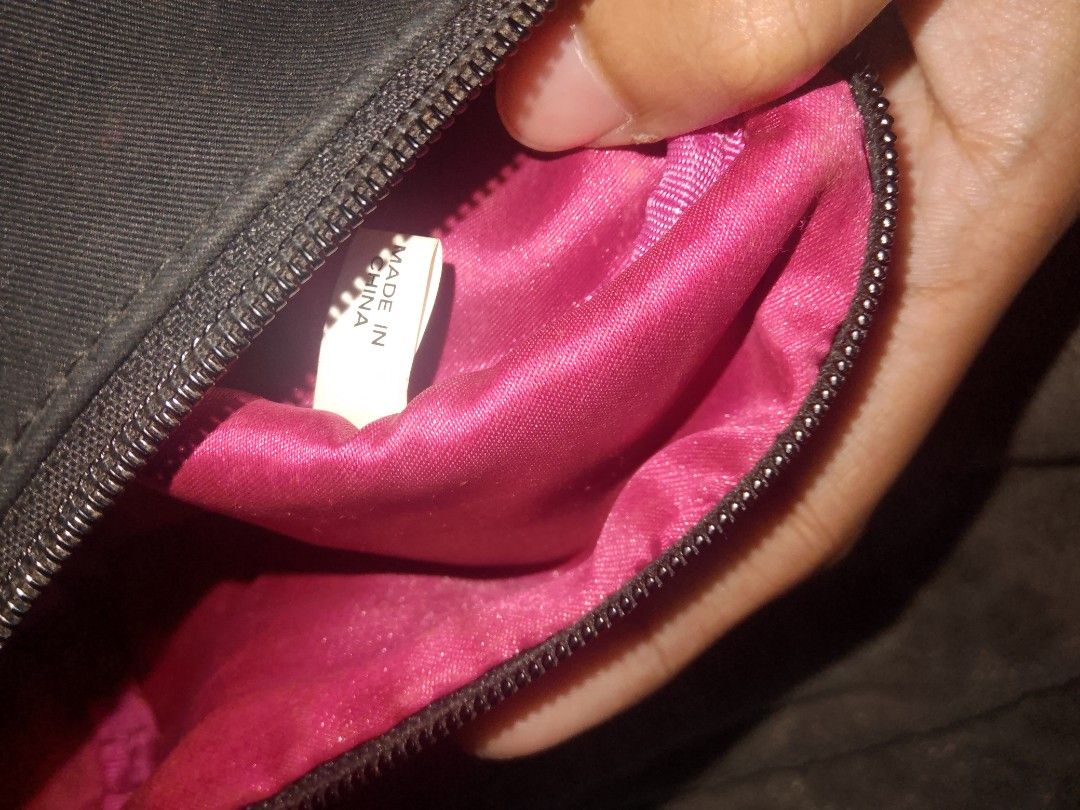 Chanel Beauté Make up pouch Authentic (Category: Luxury Bags & Wallets) located in Quezon City. Submitted by zin.222 (Listing ID 1464440273, Image 3). Description: hiii, for sale auth chanel beaute make up pouch from VIP gift-with-purchase items from the store chanel. needs cleaning. offer price☺️ ps. all gift with purchase from chanel is made from china manufacturer☺️ loc: Fairview/SJDM Bulacan.