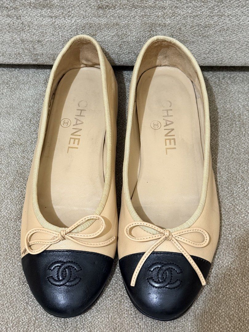 Chanel Two Tone Cap Toe Flats (Category: Flats & Sandals) located in Quezon City. Submitted by in_vogue (Listing ID 1464456098, Image 1). Description: Size 37,23cm ⚠️ DISCLAIMER | PLEASE READ CAREFULLY 1. All items are PRELOVED luxury shoes sourced from Japan (JP). 2. Items are shipped in excellent to good condition based on our quality standards. Once the item has been shipped, any damage, wear, or issues that may arise are beyond the seller’s r