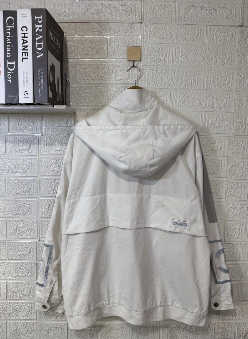 CHANEL WHITE HOODED JACKET (Category: Luxury Apparel) located in Baguio. Submitted by kds_stuffs (Listing ID 1464498873, Image 2). Description: Mine: 1.5k 📍COCO CH4N3L white hooded jacket 😍 Embroidered design ✨ Naka ch4n3l all buttons & zippers ✨ Size: L-XL Dimension: 28.5L x 24W Color rate: 9/10 Issue: ❌ Excellent condition Need wash Gandara neto 💗.