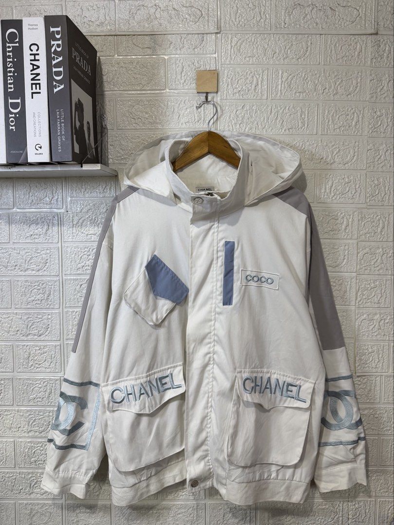 CHANEL WHITE HOODED JACKET (Category: Luxury Apparel) located in Baguio. Submitted by kds_stuffs (Listing ID 1464498873, Image 1). Description: Mine: 1.5k 📍COCO CH4N3L white hooded jacket 😍 Embroidered design ✨ Naka ch4n3l all buttons & zippers ✨ Size: L-XL Dimension: 28.5L x 24W Color rate: 9/10 Issue: ❌ Excellent condition Need wash Gandara neto 💗.