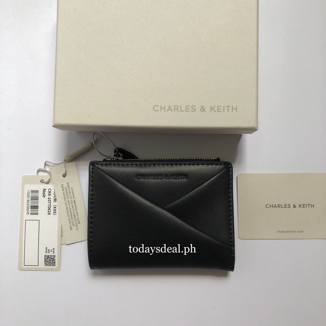 CHARLES & KEITH Midori Geometric Top-Zip Wallet (Category: Wallets & Card holders) located in Santa Rosa. Submitted by sha.mnl (Listing ID 1464422312, Image 3). Description: — Inclusions: Wallet, Dust Bag & Box — Material: Calf PU — Color: Noir — Size: XXS — 1 Note Compartment, 1 Zip Compartment & 10 Card Slots 📍 Nueva Ecija.