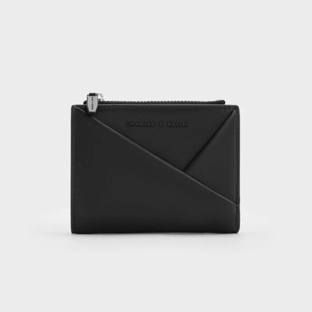 CHARLES & KEITH Midori Geometric Top-Zip Wallet (Category: Wallets & Card holders) located in Santa Rosa. Submitted by sha.mnl (Listing ID 1464422312, Image 1). Description: — Inclusions: Wallet, Dust Bag & Box — Material: Calf PU — Color: Noir — Size: XXS — 1 Note Compartment, 1 Zip Compartment & 10 Card Slots 📍 Nueva Ecija.