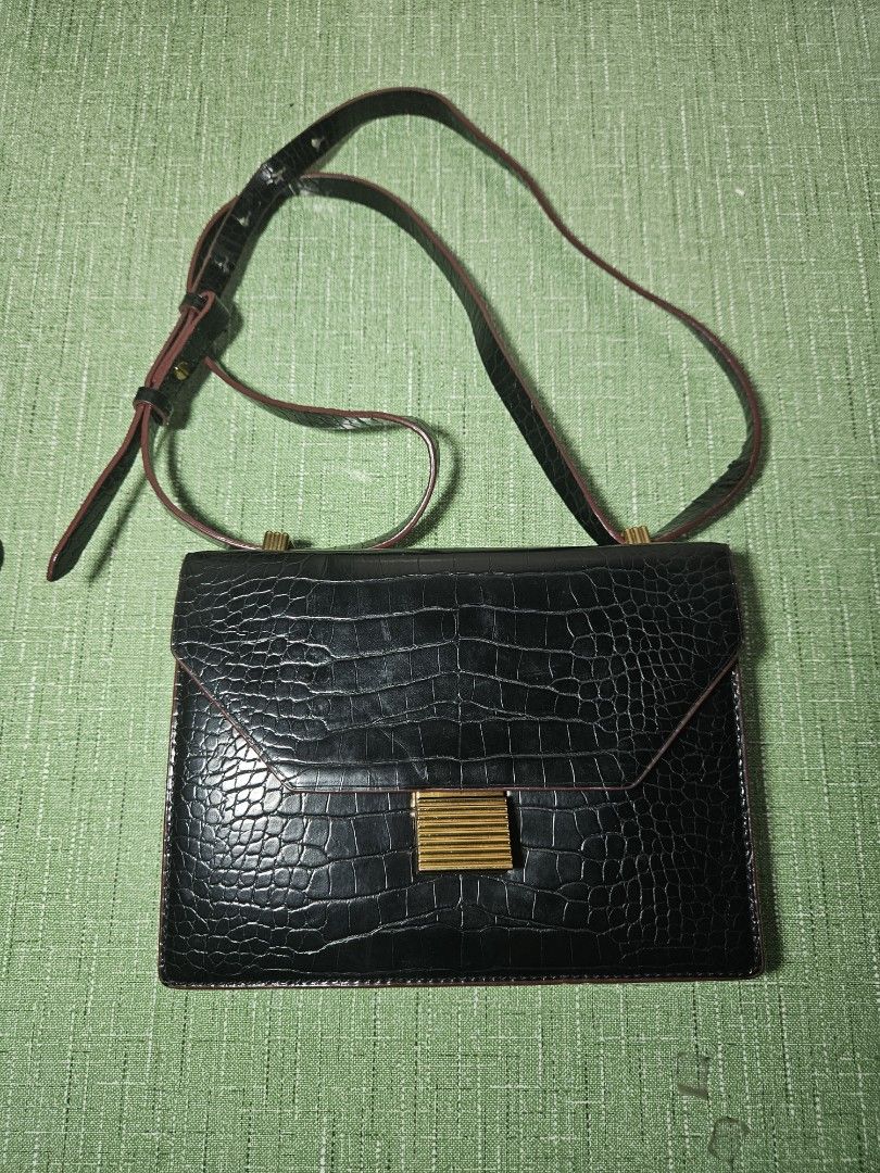 Charles and Keith Sling bag (Category: Cross-body Bags) located in Pasig City. Submitted by ciannysshop (Listing ID 1464535674, Image 1). Description: not guaranteed you can use the base to make it wider.