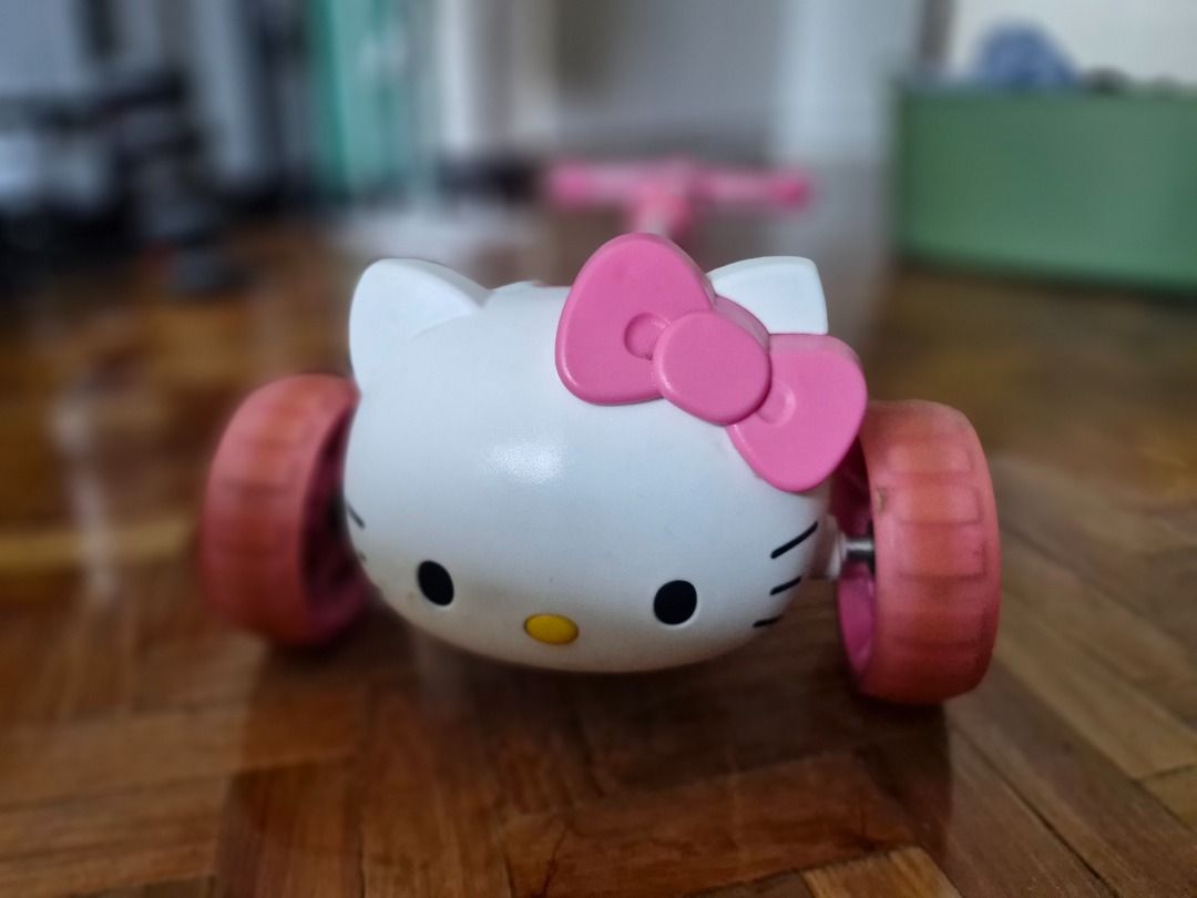 Chaser Hello Kitty scooter (Category: Skates, Rollerblades & Scooters) located in Taguig. Submitted by wiseslis15528 (Listing ID 1464396110, Image 2). Description: The scooter was bought as a New Year's gift for my daughter (Purchased at the official Chaser store in MOA.). It saw very little use because riding scooters is prohibited in the residential complex where we live—which is why we are selling it. It is very convenient and has no damage. T