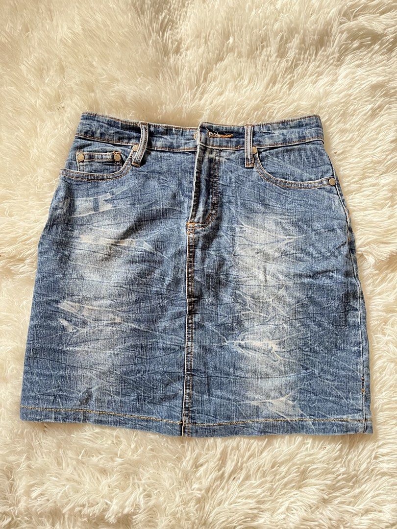 Chilly Papa Denim Skirt Size 26 (Category: Skirts) located in Valenzuela. Submitted by lovepatt (Listing ID 1464430916, Image 1). Description: - Chilly Papa blue denim mini skirt - Classic five-pocket design - Zip fly closure - Distressed wash details - Made of 100% cotton - Approximately 15 inches in length - Ideal for casual outfits.