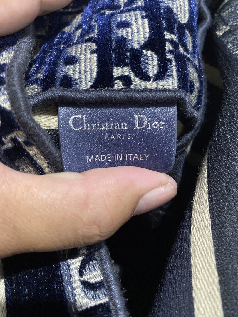 Christian Dior (Category: Luxury Bags & Wallets) located in Alicia. Submitted by adorable-de (Listing ID 1464369880, Image 2). Description: Christian Dior Messenger Bag Sobrang Solid nito mga bossing amo Ganda nito naka embossed mga monogram mga amo sulit talaga to No zip talaga po ito complete tags Napaka solid nito mga boss Wala issue super excellent to as new condition 3k plus shipping fee .