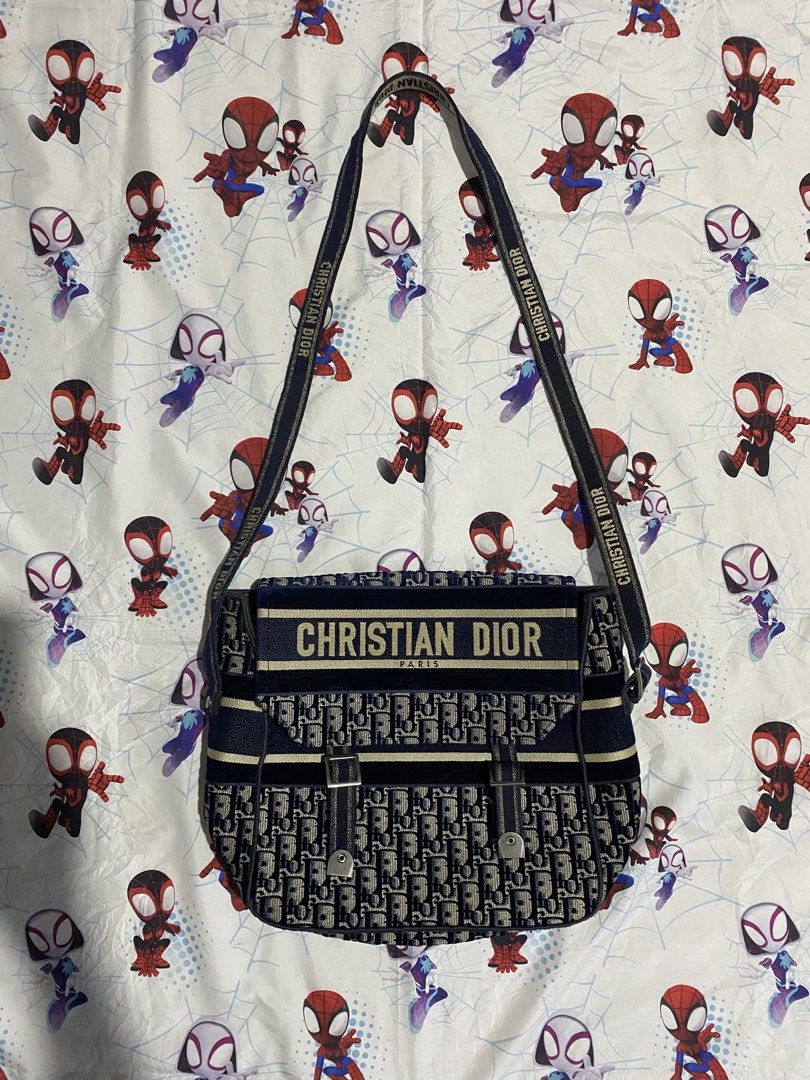 Christian Dior (Category: Luxury Bags & Wallets) located in Alicia. Submitted by adorable-de (Listing ID 1464369880, Image 1). Description: Christian Dior Messenger Bag Sobrang Solid nito mga bossing amo Ganda nito naka embossed mga monogram mga amo sulit talaga to No zip talaga po ito complete tags Napaka solid nito mga boss Wala issue super excellent to as new condition 3k plus shipping fee .