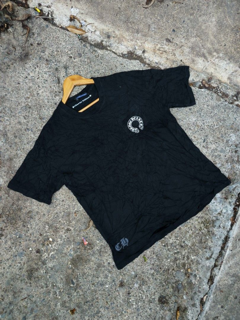 Chrome Hearts Gothic (Category: Tshirts & Polo Shirts ) located in Trento. Submitted by renanteblanco113 (Listing ID 1464462563, Image 1). Description: Chrome Hearts Gothic Dimes: 22x27 Excellent condition Color rate: 9.8/10 "color may vary due to lighting outdoor" Issue: need wash.