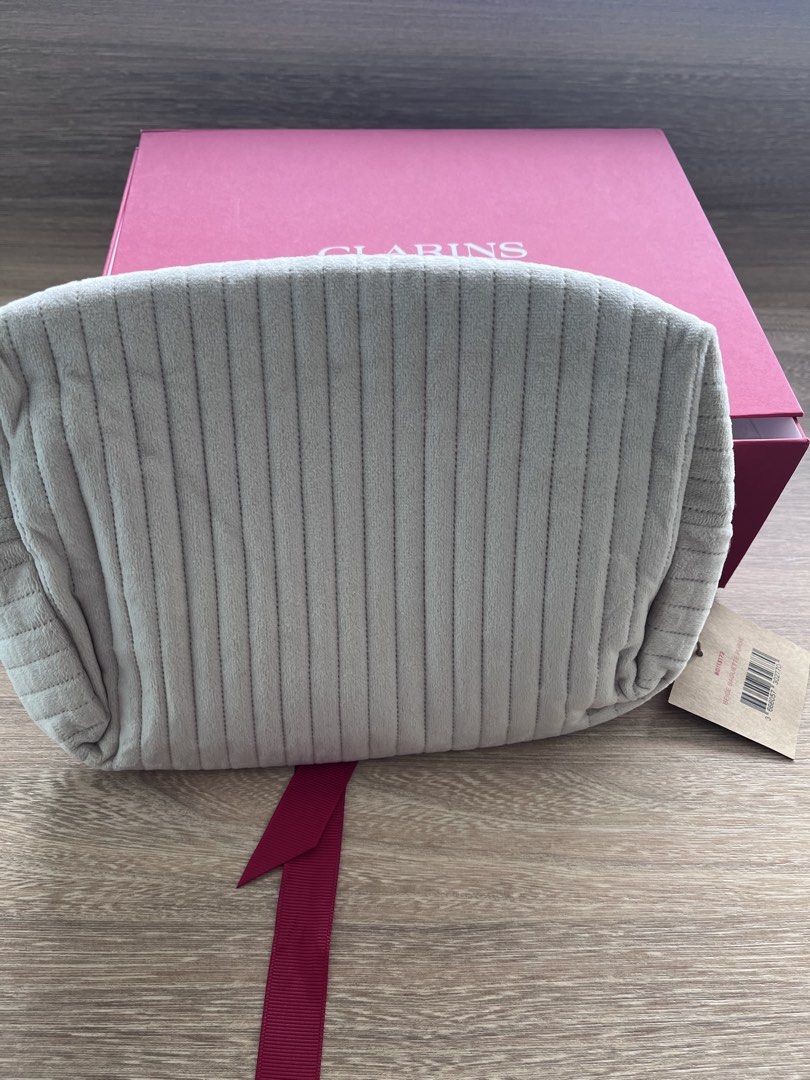 Clarins Pouch (Category: Purses & Pouches) located in Paranaque City. Submitted by PrelovedClosetetc (Listing ID 1464355916, Image 3). Description: .