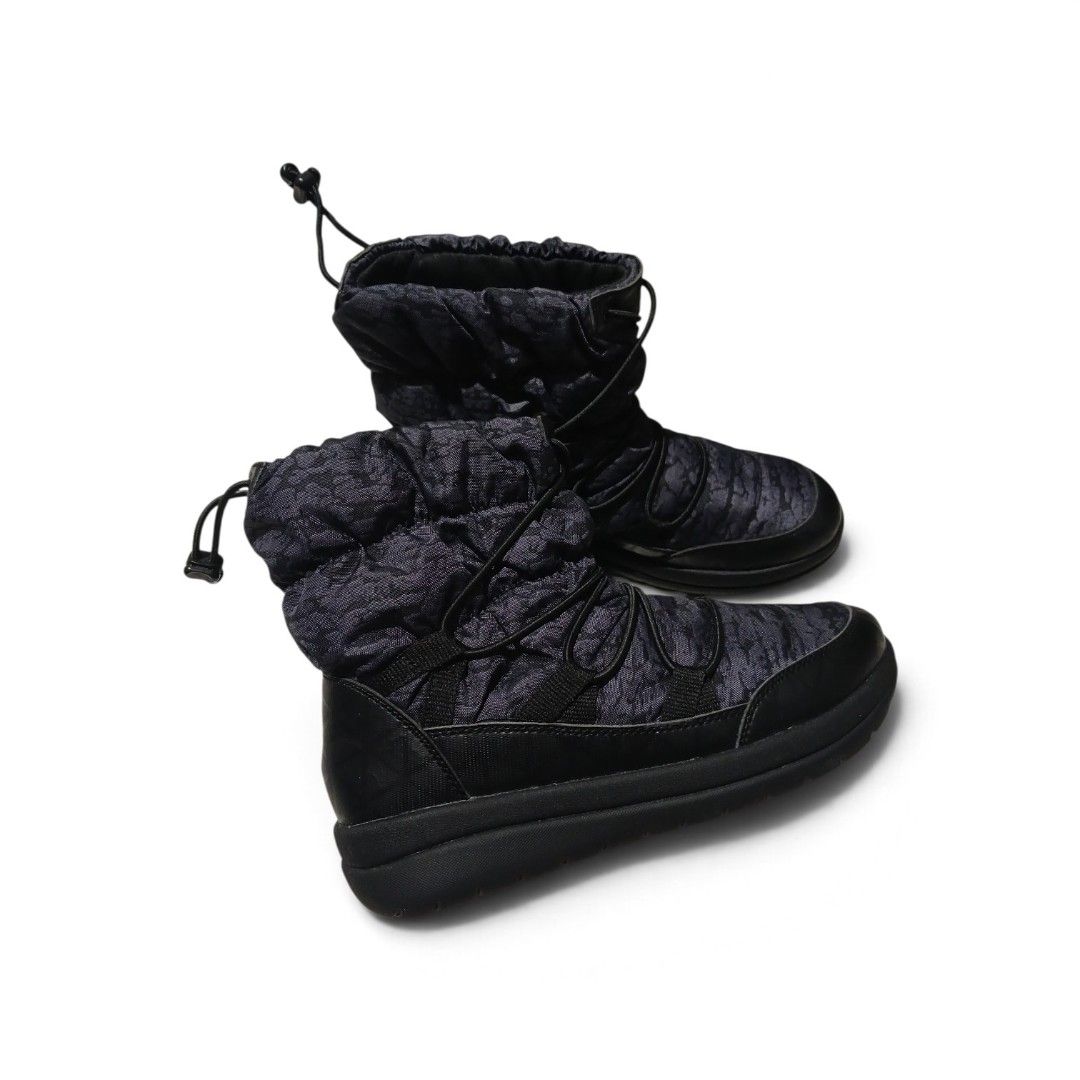 Clarks Cloudsteppers Cabrini Alp Boots (Category: Boots) located in Umingan. Submitted by mrobvariety (Listing ID 1464371274, Image 1). Description: -Size: UK 4.5 - Cozy black padded boots - Subtle patterned fabric - Adjustable drawstring closure for a snug fit - Sturdy black soles for durability - Perfect for keeping feet warm and dry -SOFT BOOTS - Effortless slip-on and slip-off design.