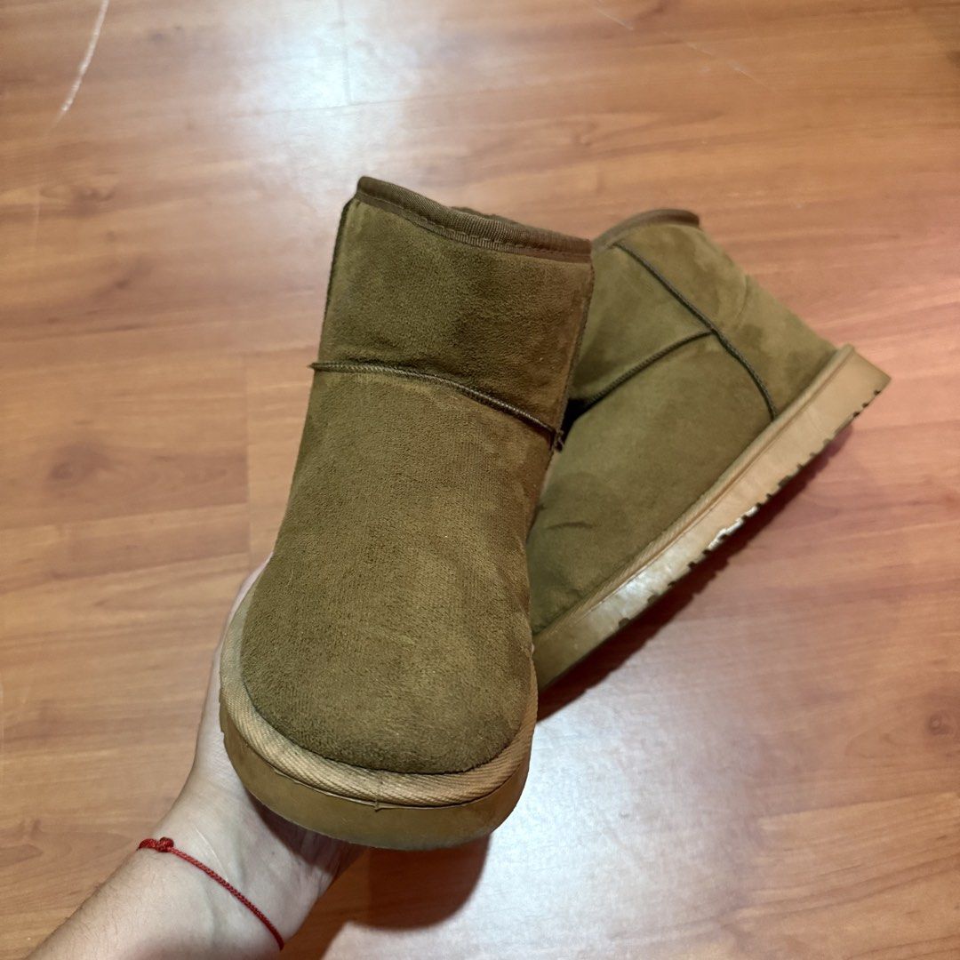 Classic Winter Mini boots (Category: Boots) located in Baguio. Submitted by puss_n_boots2600 (Listing ID 1464419265, Image 3). Description: Classic Winter Mini boots Size 39 Needs Cleaning.