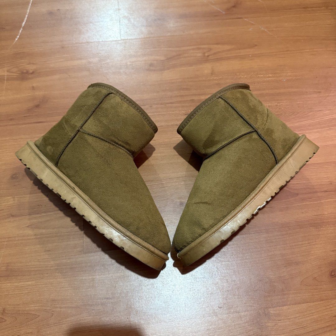 Classic Winter Mini boots (Category: Boots) located in Baguio. Submitted by puss_n_boots2600 (Listing ID 1464419265, Image 1). Description: Classic Winter Mini boots Size 39 Needs Cleaning.