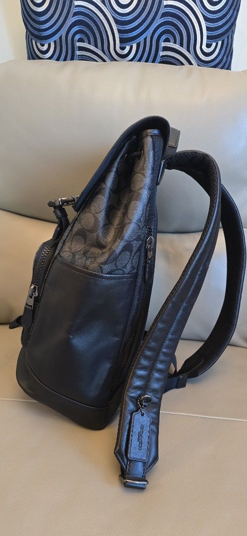COACH 經典圖案皮革拼色背包 Backpack （分類：背囊）位於 Hong Kong。 由 uimtog 提交（商品編號 1464446895，圖片 4）。簡介： - COACH 經典 C 字圖案皮革背包，設計時尚有型- 前置拉鏈口袋，方便收納小物- 側邊口袋設計，增加額外儲物空間- 抽繩配搭搭扣開合，安全又方便- 容量寬敞，可輕鬆放入文件、平板電腦等- 適合日常返工、返學或外出使用。
