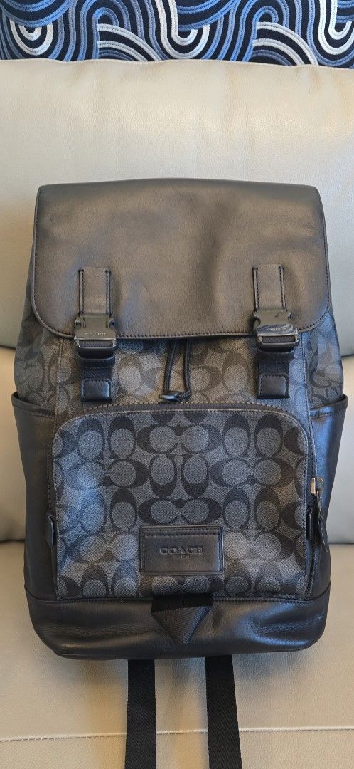 COACH 經典圖案皮革拼色背包 Backpack （分類：背囊）位於 Hong Kong。 由 uimtog 提交（商品編號 1464446895，圖片 1）。簡介： - COACH 經典 C 字圖案皮革背包，設計時尚有型- 前置拉鏈口袋，方便收納小物- 側邊口袋設計，增加額外儲物空間- 抽繩配搭搭扣開合，安全又方便- 容量寬敞，可輕鬆放入文件、平板電腦等- 適合日常返工、返學或外出使用。